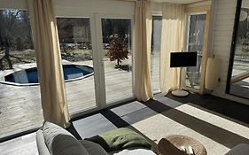 Cabin In The Forest With Spa Bath